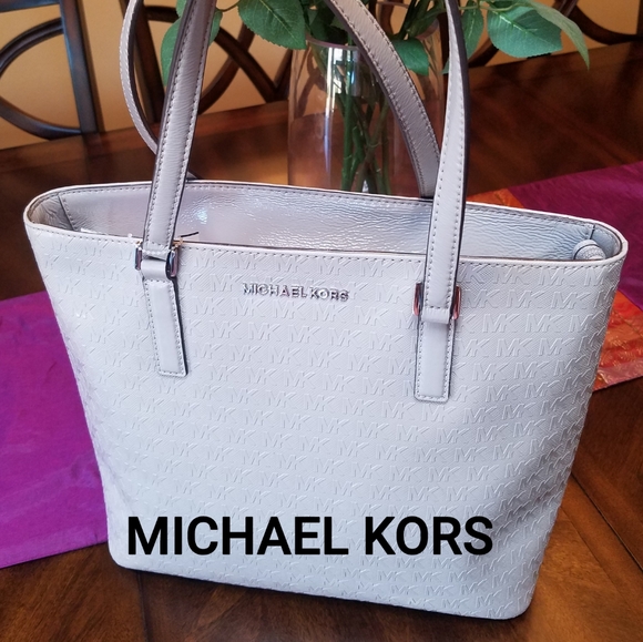 Michael Kors Handbags - NWT MICHAEL KORS Voyager Shoulder Bag